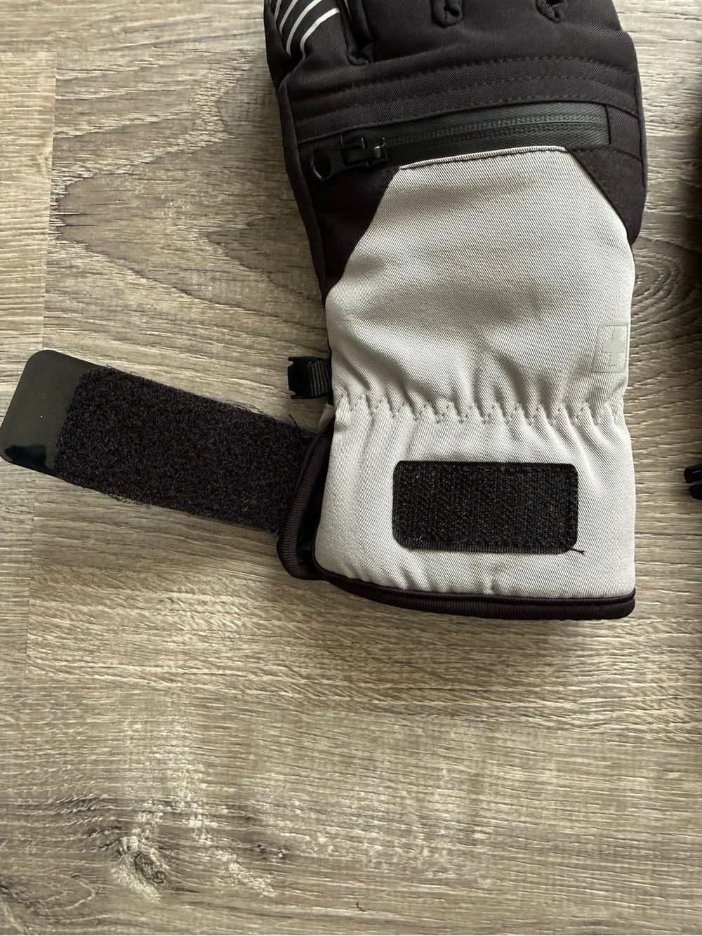 Kids’ Unisex S/M Insulated Black and Light Gray Winter Gloves Zippered Pocket